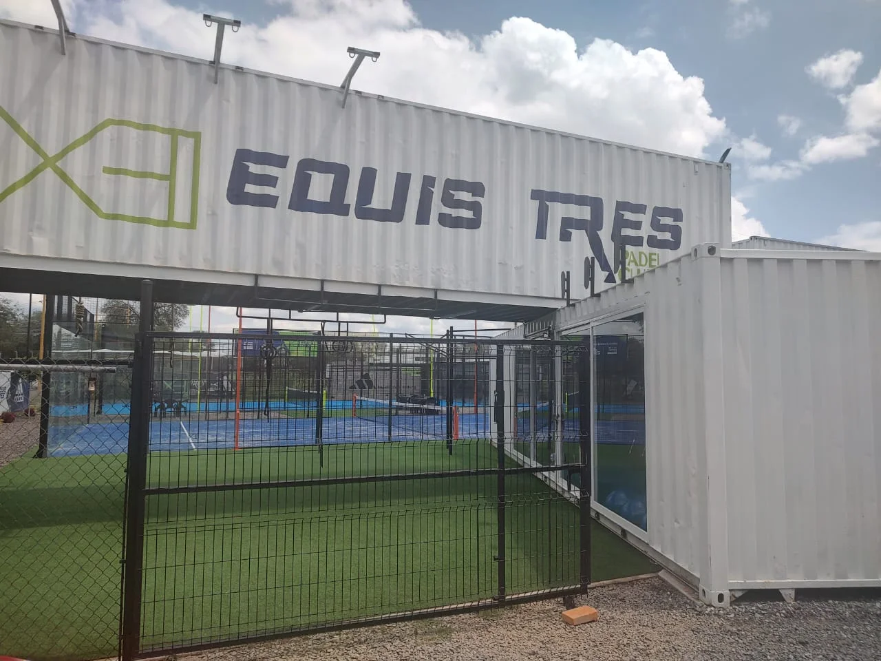 Equis Tres Pádel Club construido con contenedores marítimos