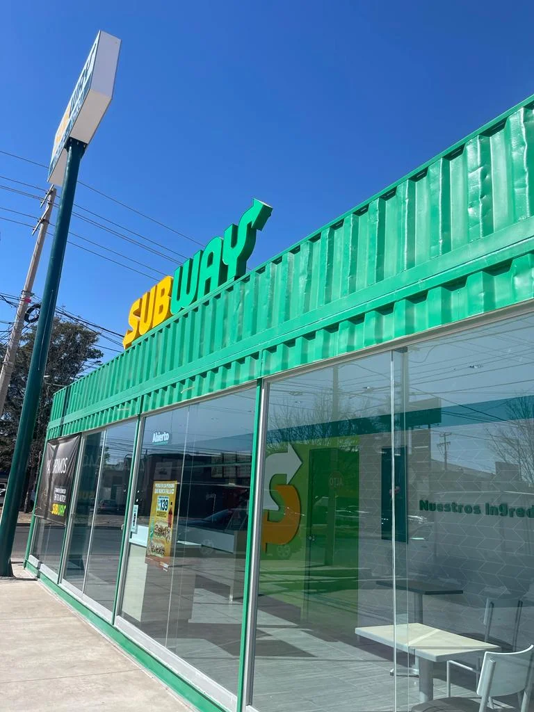 Detalle de fachada y ventanales del proyecto Subway
